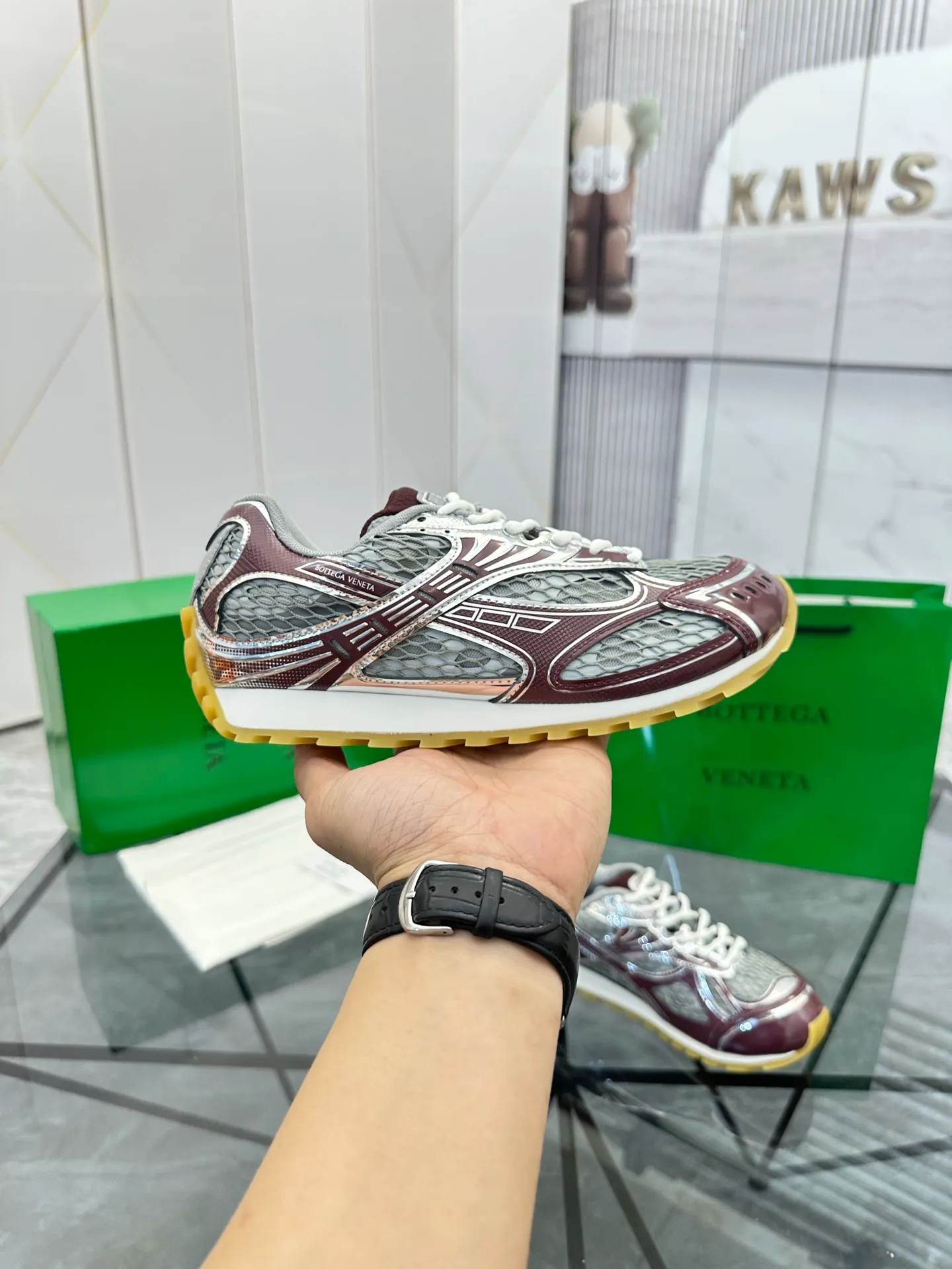 Factory men's shoes 💰: 620💰 (top version) BV Orbit sneakers Wang Yibo's same style couple's dad shoes Runner sneakers, made of lightweight technical mesh fabric. Matched with geometric pattern designed rubber outsole Wang Zha series high version Look for the package craftsmanship The actual height is much higher, but the legs are still slim. Very nice and playable and durable Matching to the standard 💯 Package shoe technology Look for the high version The outsole is made of color-blocked TPU outsole Women's model 35 36 37 38 39 40 41 (40 41 customized) Men's model 38 39 40 41 42 43 44 45. (Customized size 38 45.46) No. H345